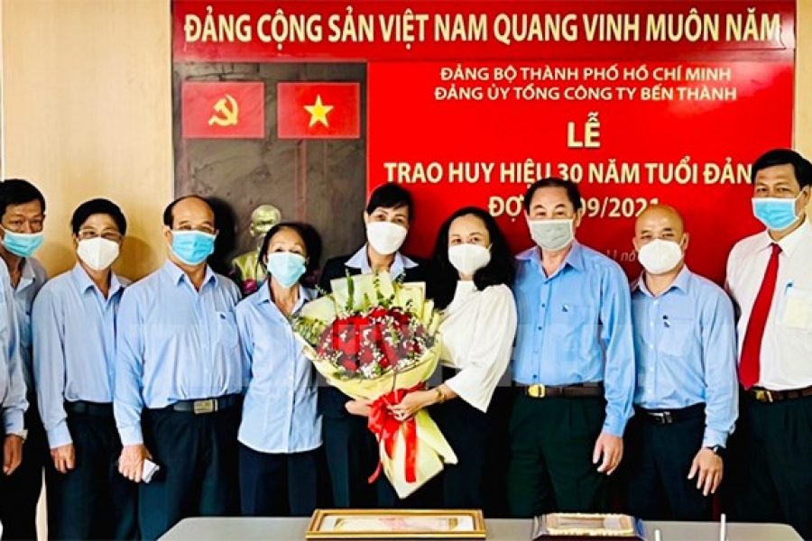 Trao tặng Huy hiệu 30 năm tuổi Đảng tại Đảng ủy Tổng Công ty Bến Thành