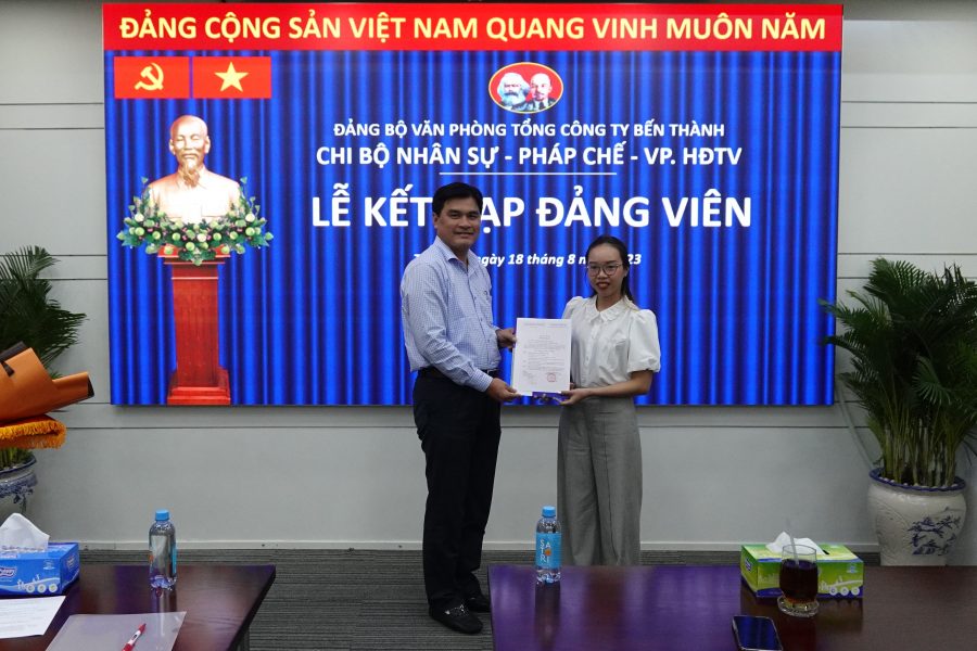 Đảng bộ Văn phòng Tổng Công ty Bến Thành tổ chức lễ kết nạp đảng viên mới